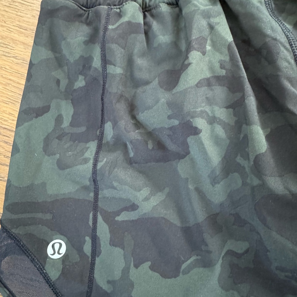 Lululemon HOTTY Hot low rise 4” dark green camouflage shorts size 6 - Picture 2 of 4